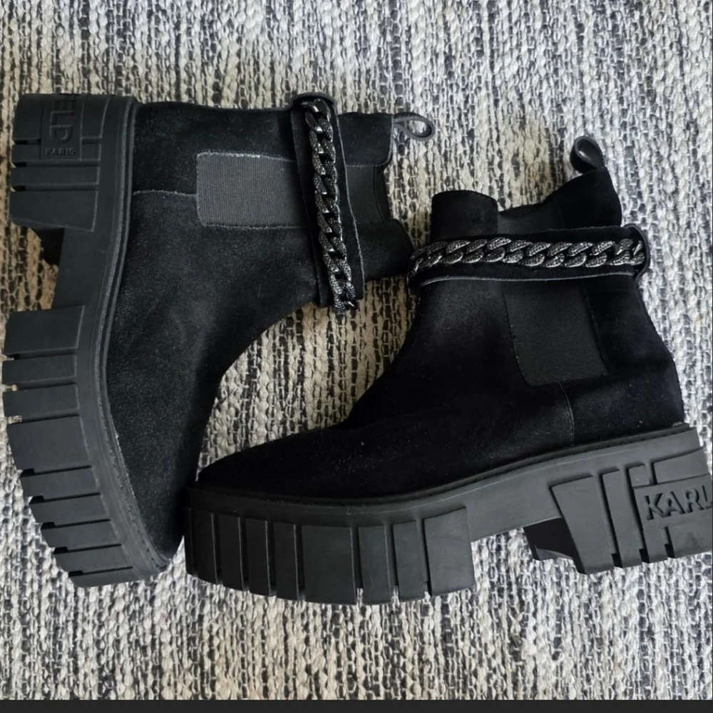 Karl Lagerfeld Black Suede Platform Chelsea Boots w/ Chain Detail 6.5 Fit Like 7